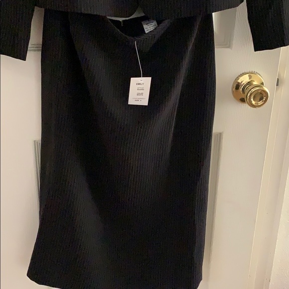 A size 4 business suit from the brand Emily - Picture 2 of 2